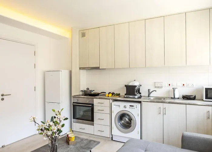 C-premium Apts 100m From And Centre Daire Larnaca