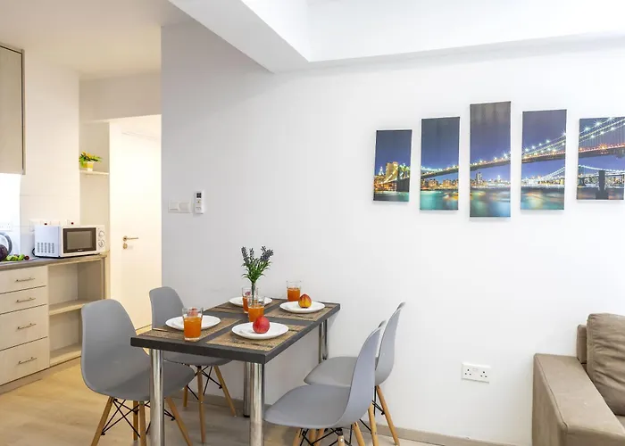 C-premium Apts 100m From And Centre Daire Larnaca