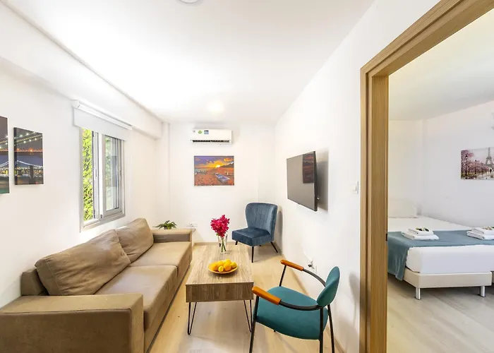 C-premium Apts 100m From And Centre *