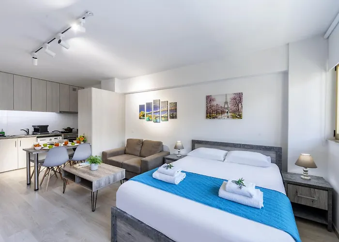 C-premium Apts 100m From And Centre Daire Larnaca