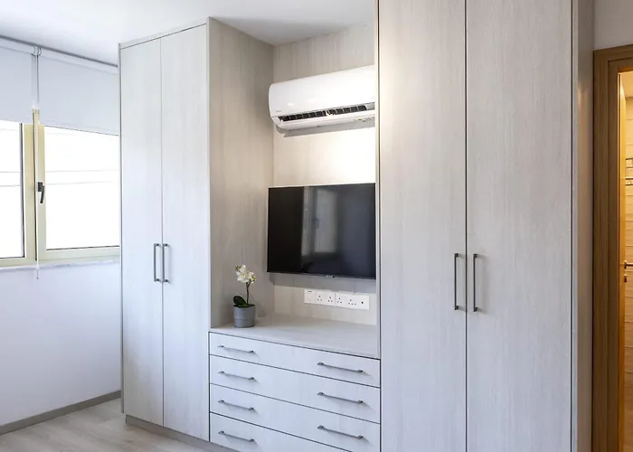 C-premium Apts 100m From And Centre Daire Larnaca