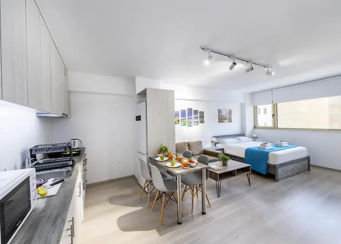 C-premium Apts 100m From And Centre Daire Larnaca