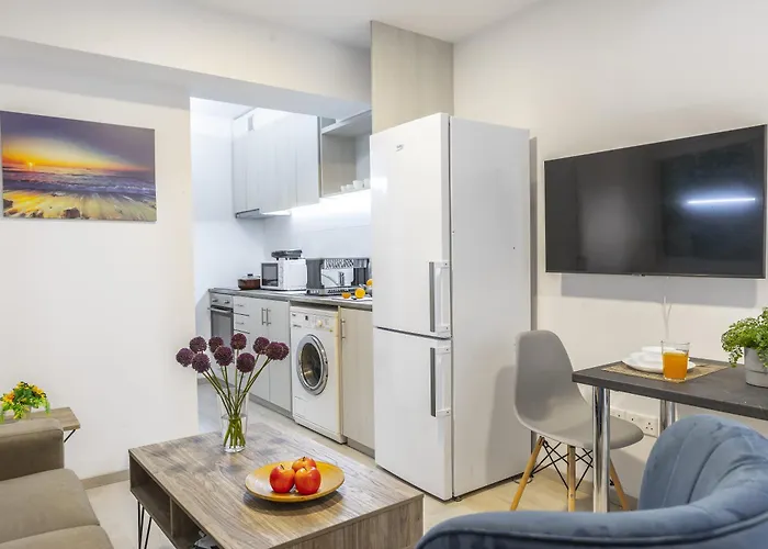 C-premium Apts 100m From And Centre Daire Larnaca