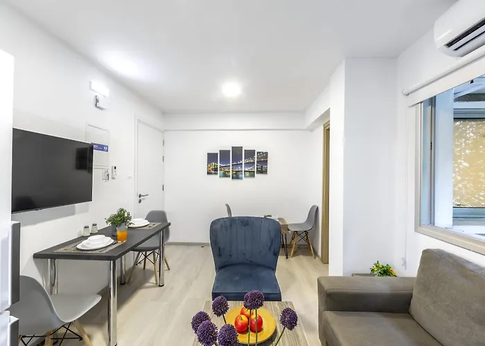 C-premium Apts 100m From And Centre