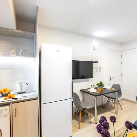 C-premium Apts 100m From And Centre Апартаменти Ларнака