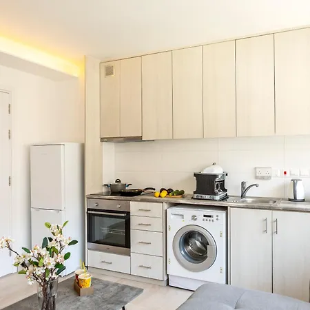 Апартаменти C-premium Apts 100m From And Centre Ларнака