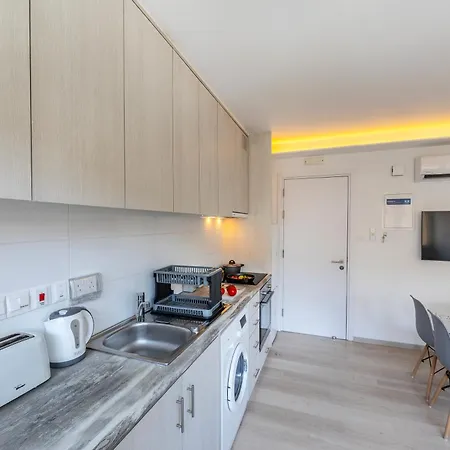 C-premium Apts 100m From And Centre Ларнака