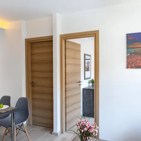 C-premium Apts 100m From And Centre Апартаменти