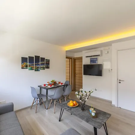 C-premium Apts 100m From And Centre Διαμέρισμα