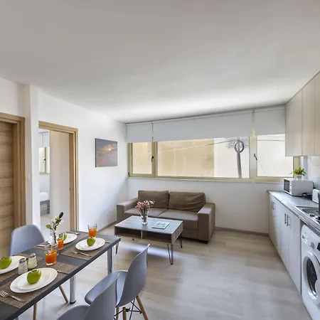 C-premium Apts 100m From And Centre Larnaka