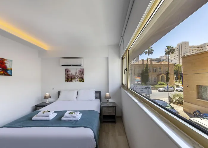 C-premium Apts 100m From And Centre דירה