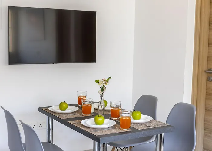 C-premium Apts 100m From And Centre דירה *