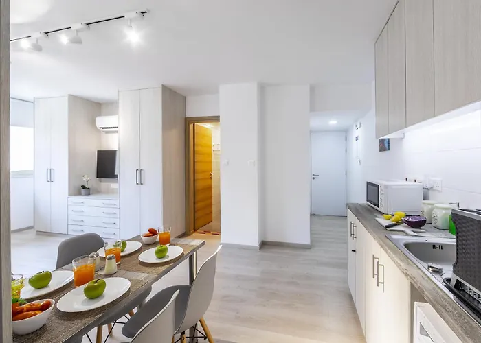 C-premium Apts 100m From And Centre