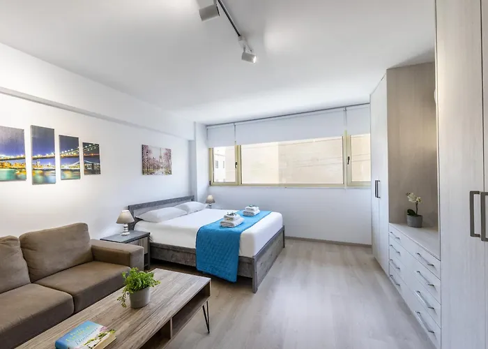 C-premium Apts 100m From And Centre דירה