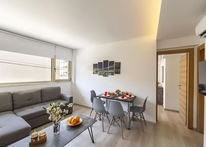 C-premium Apts 100m From And Centre דירה לרנקה