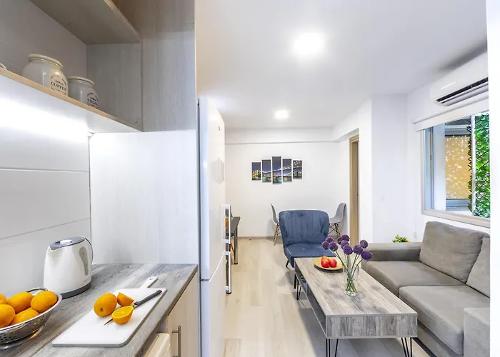 C-premium Apts 100m From And Centre