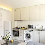 C-premium Apts 100m From And Centre アパート ラルナカ