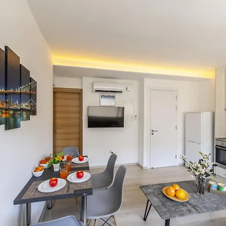 C-premium Apts 100m From And Centre