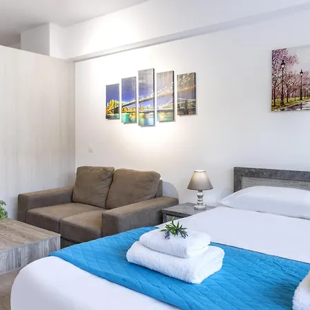 C-premium Apts 100m From And Centre 라르나카